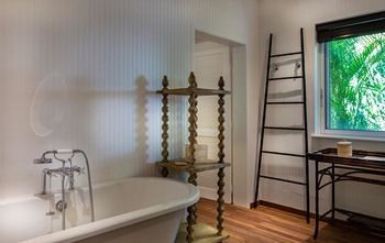 Deep Soaking Bathtub